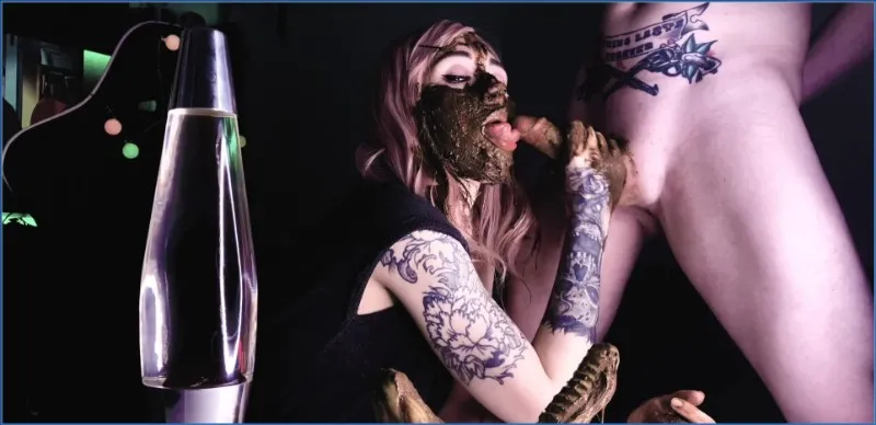 Dirty Betty smører tjukk kaviar med dildo og pikk - scat video