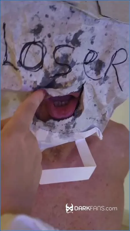 Domina Marbella ler og spytter på slaven sin som søppelsekk - scat video