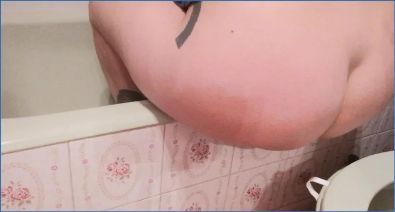 Badkitty España gir alt på toalettet og i badekaret - scat video