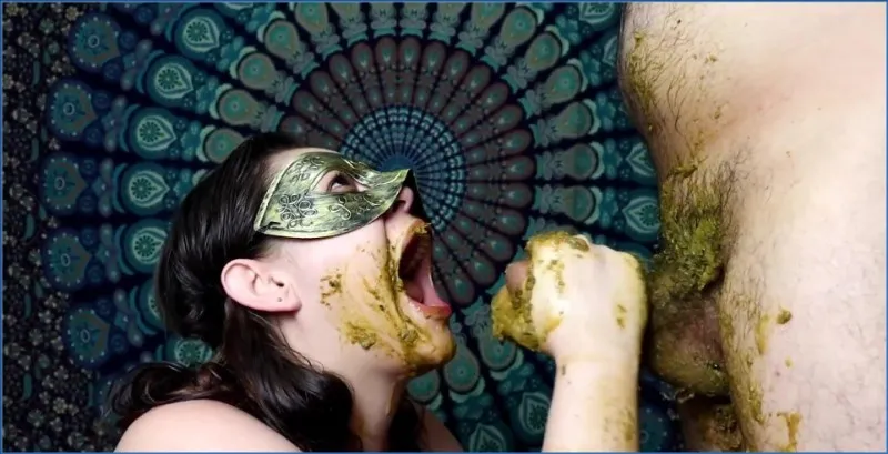 Latina Scat Wife svelger under skitten blowjob filmet fra tre vinkler - scat video