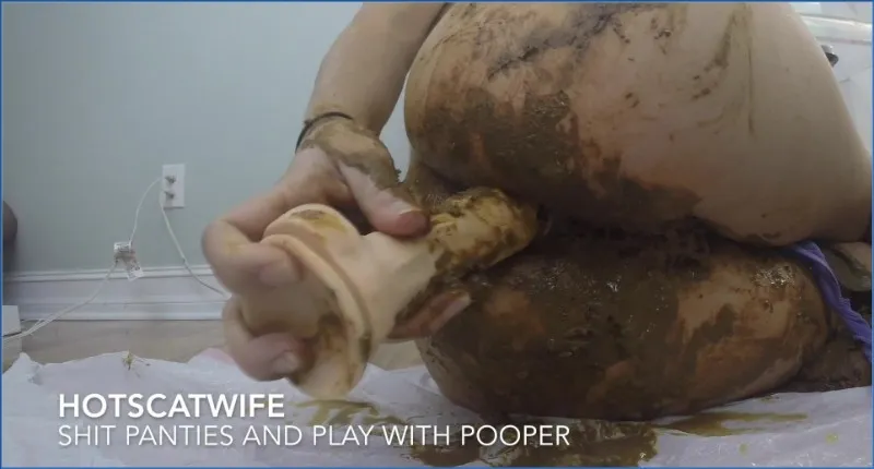 HotScatWife skiter i trusene og leker med hullet sitt - scat video