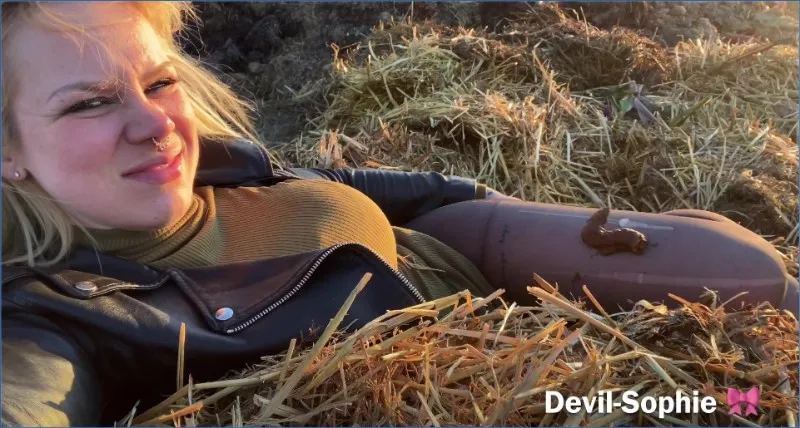Devil Sophie blir fullpisset på møkkdungen og dynket i gyllen regn - scat video