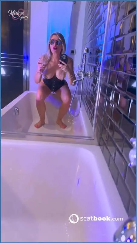 Miss Infinity dominerer med scat og hard toalettslave-opplæring - scat video