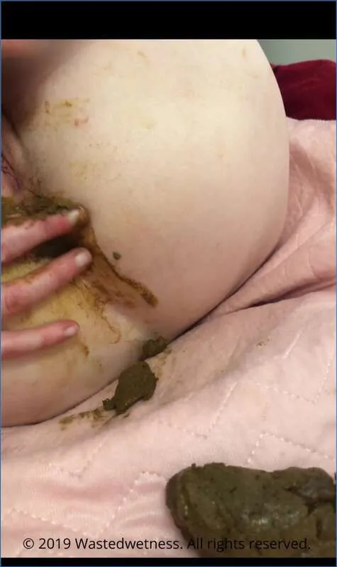 Wastedwetness og konen suger kaviar av hverandre i lesbisk scat-lek - scat video