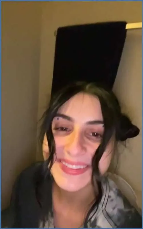 Kaitlyn Katsaros pisser midte på natten sin blæra helt tom - scat video