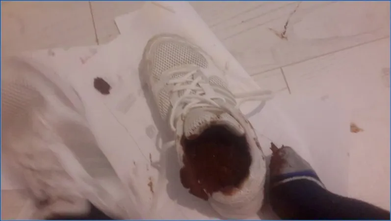 Thefartbabes skitner til sneakers sine med skitten saueri - scat video