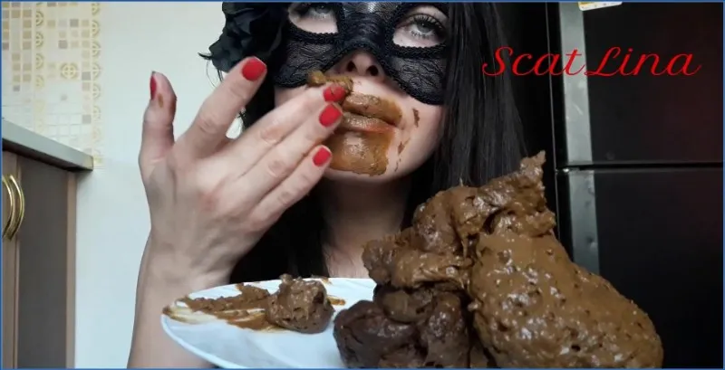 Scatlina slucker sin scat og knuller seg selv med dildo - scat video