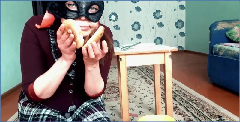Scat Princess lager sin egen avføringsburger og svelger alt - scat video