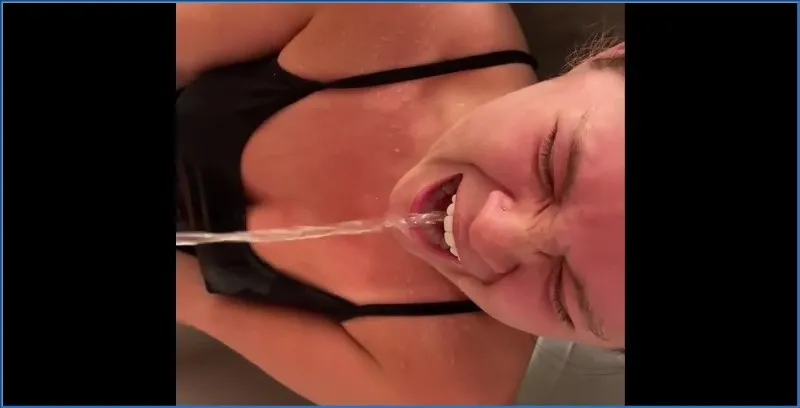 Foxness som uanstendig pissluder i het POV - scat video