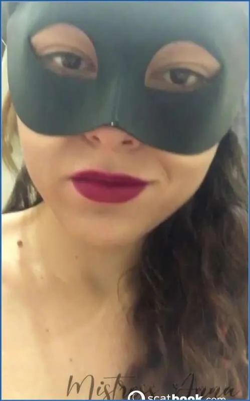Mistress Anna tar seg av morgenplikter med slavemunn - scat video
