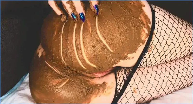 DirtyBetty stikker alt inn i rompa og spiser kaviaren - scat video