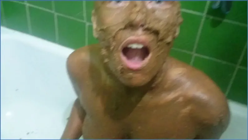 Brown Wife smurt inn fra topp til tå med kaviar - sjelden video - scat video