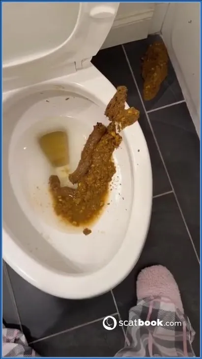 Dominatrix Delilah og hennes perverse gave på badet - scat video