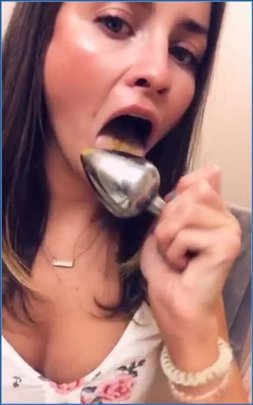 LilbuttLex leker med buttplug og henter den ass to mouth - scat video