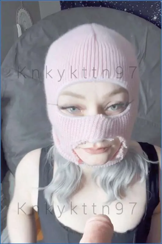 KnkyKttn97 blir knullet av Fuckmachine - scat video