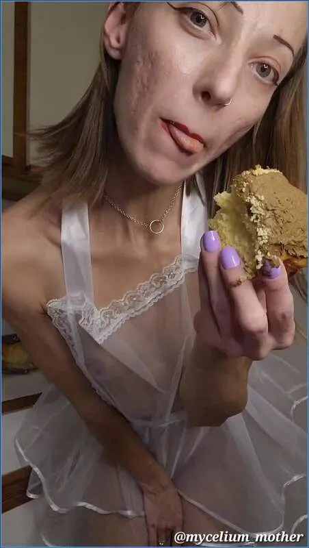 Mycelium Mother kneler avføringskaken sin - scat video