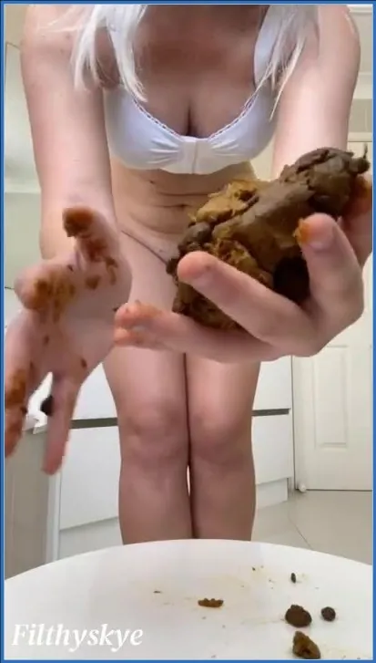 Filthy Skye presser tykk avføring med mykt anal gaping - scat video