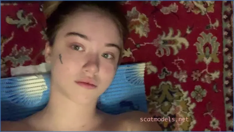Asha sluker Amys avføring i hot lesbisk spill - scat video