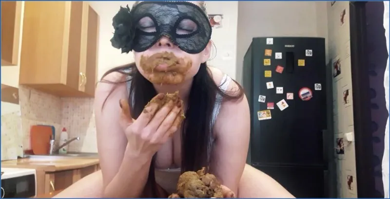 Scatlina fråtser sin scat rett fra bordet - scat video