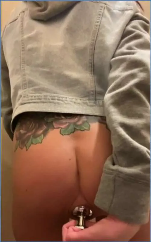 LilbuttLex slikker anal-pluggen sin ren etter hard ritt - scat video