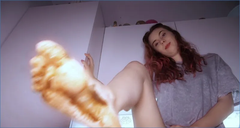 HotDirtyIvone lar deg slikke føttene hennes rene - scat video
