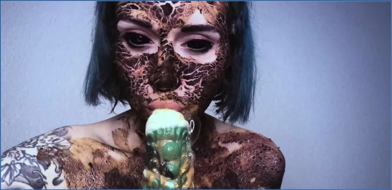 DirtyBetty smører seg inn med kaviar og leker med analleketøy - scat video