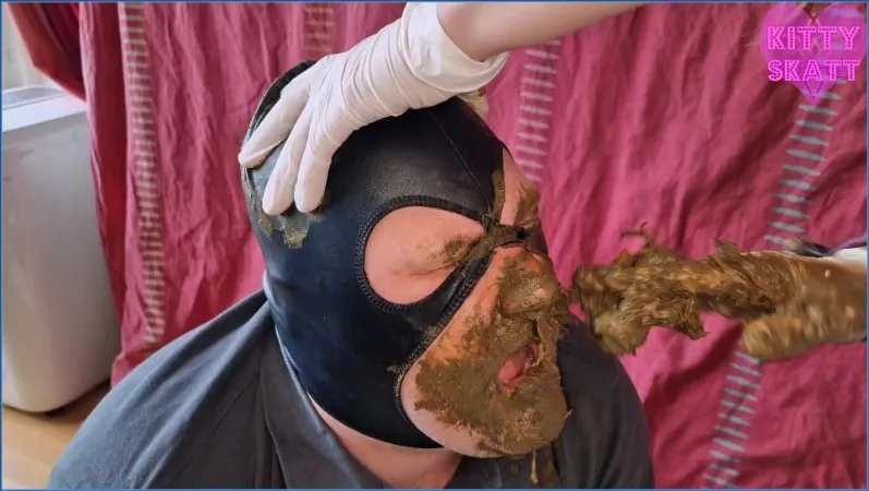 Kitty Skatt gjør jeansen skitten med hard dominatrix-aksjon - scat video
