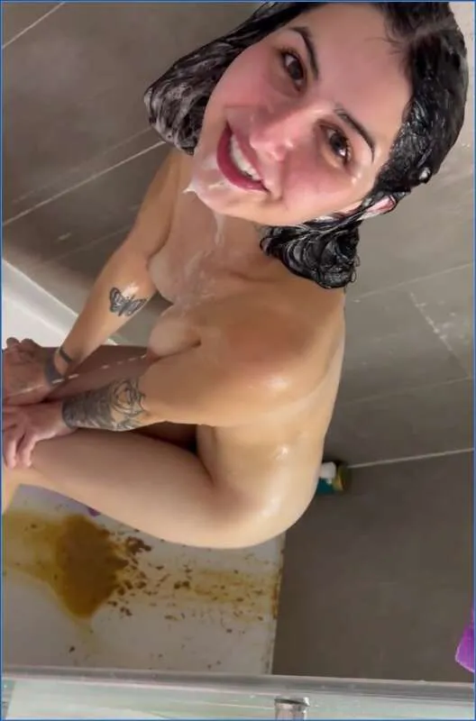 Kaitlyn Katsaros fordeler sin avføring rundt hele dusjen - scat video