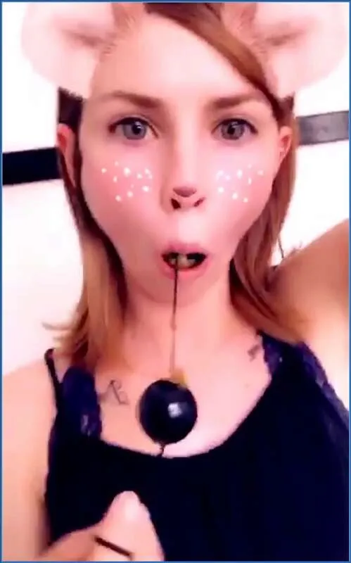 LilbuttLex slikker analkulene rene etter uttrekking - scat video