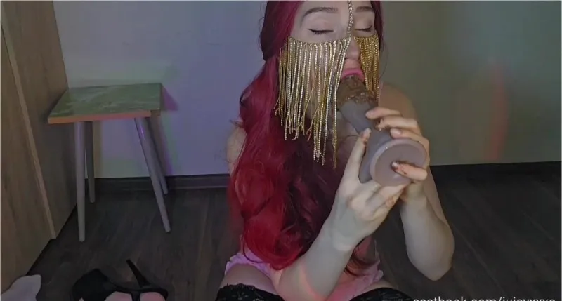 Juicy XXXO gjør seg anal skitten og smører seg med kaviar - scat video
