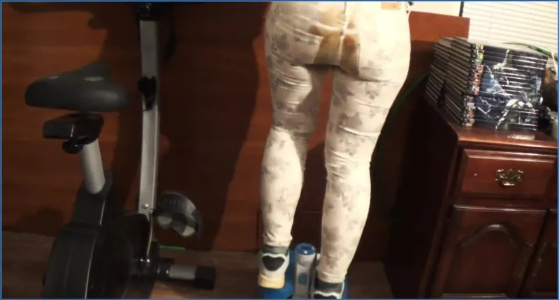 DirtyBetty og shit training med fullskiten truse - scat video