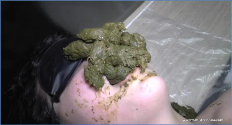 Mistress Gaia trener slaven til lydig toalettslaver - scat video