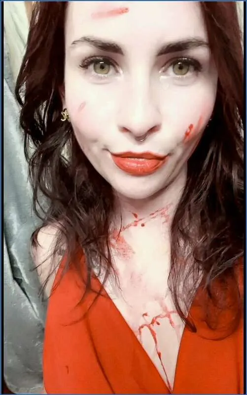 LilbuttLex slikker pluggen sin på badet under Halloween-festen - scat video
