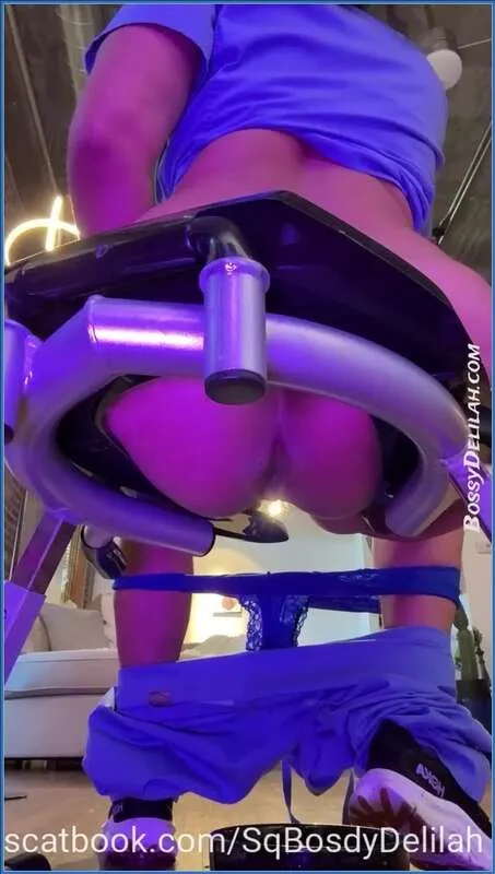 Dominatrix Delilah som streng sykepleier tar sin pasient - scat video