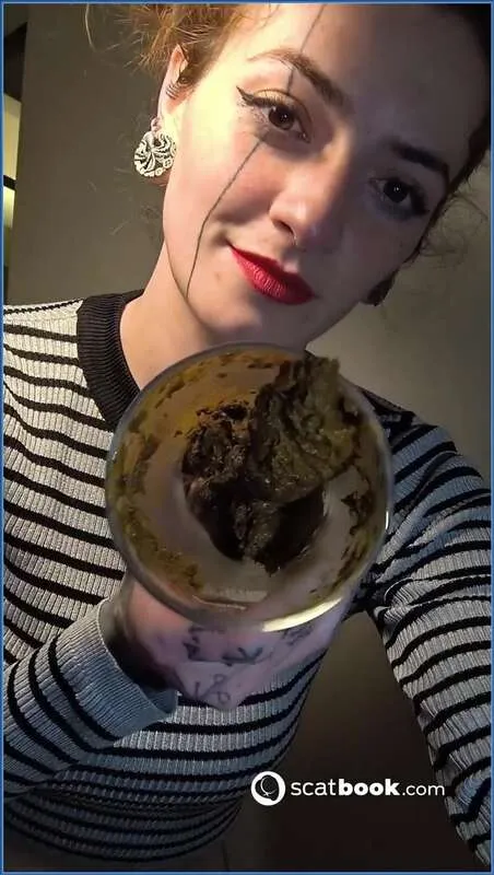 Malafalda viser skittent avføringsspill bak mørkt glass - scat video