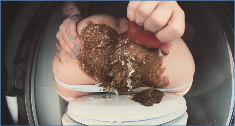 Sweet Betty Parlour tilsøler sine hvite truser med kaviar - scat video
