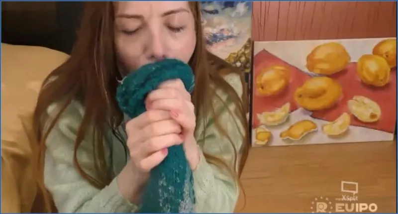 Nicol Remy kaster opp og spytter foran webkameraet - scat video
