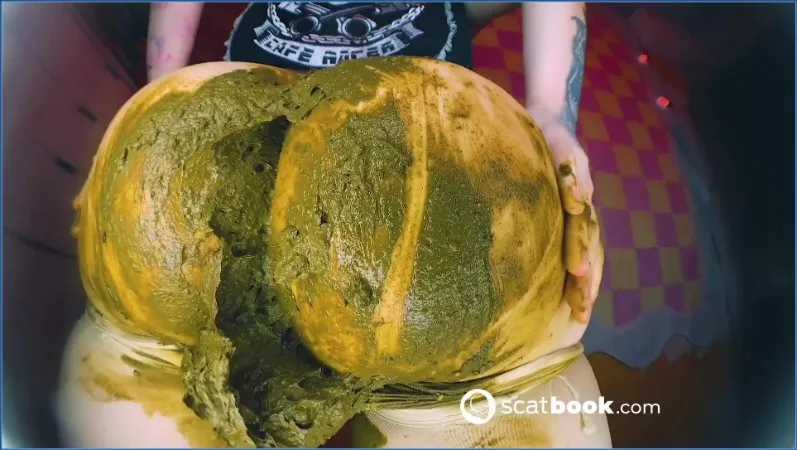 Sweet Betty Parlour setter seg ned på ansiktet ditt med varmt pute - scat video
