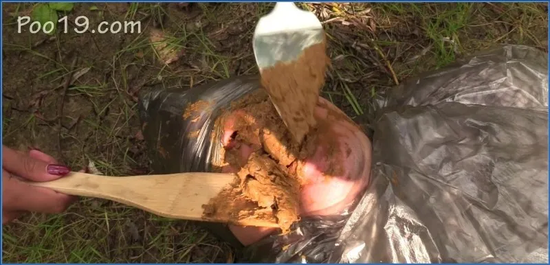 Milana Smelly bruker villige munnsklaver som gratis toalett i skogen - scat video
