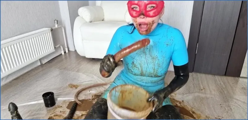 Scatlina i latexoutfit leiker med 11 scat-hauger - scat video