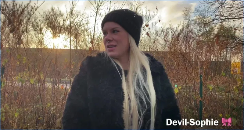 Devil Sophie må desperat bæsje på McDonald's-parkeringen - scat video