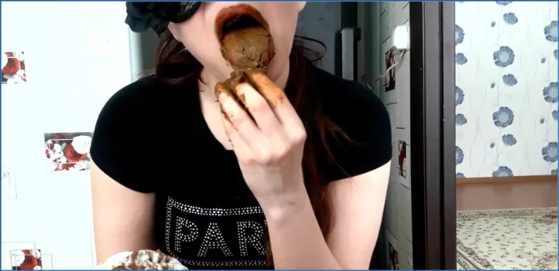 Dirty Betty bæsjer og pisser i trusa og spiser alt selv - scat video