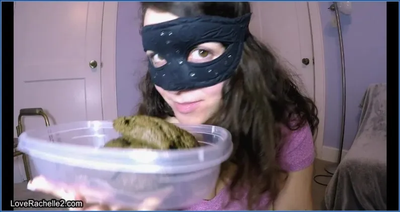 LoveRachelle svelger hennes avføring med bredt smil - scat video