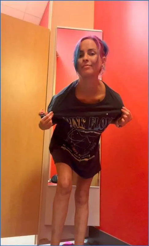 LilbuttLex leker med analkuler i omkledningsrommet - scat video