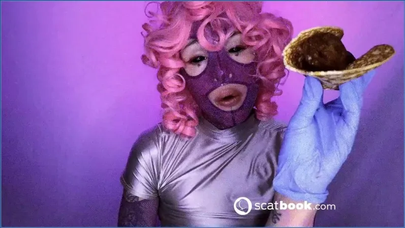 Sweet Betty Parlour som Alienoid-MILF lager skittent frokost - scat video