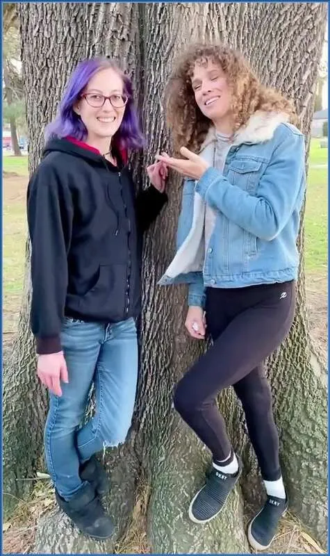 VibeWithMolly og en annen MILF blotter seg og tisser offentlig - scat video