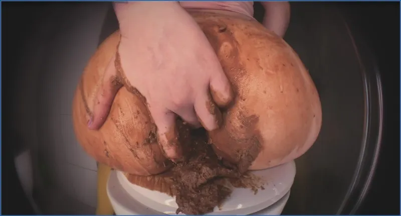 SweetBettyParlour fyller gul strømpebukse og lager sterk kaviarsuppe - scat video