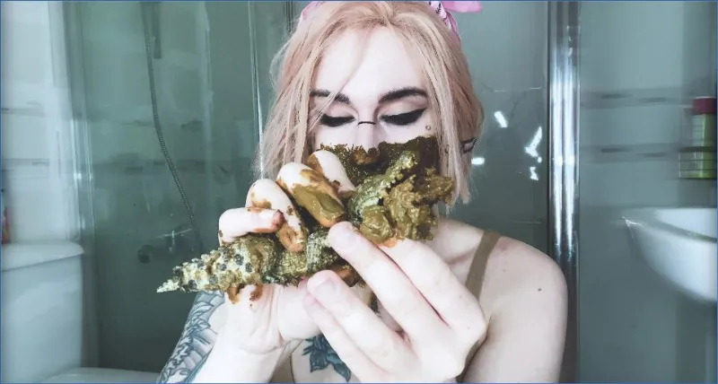 Sweet Betty Parlour leker vilt med krokodille-leketøy og kaviar - scat video