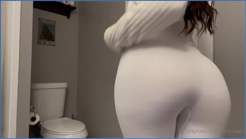Queen Kitsy's Scat slipper fartser fritt under yoga - scat video